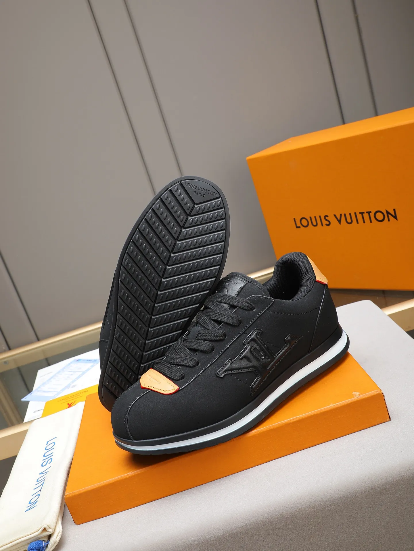 PP560 LV Louis Vuitton L Jialu Brand Runner Tatic Series Thick-soled Casual Sports Shoes Running Shoes Original purchase, development and production This LV Runner Tatic sports shoe combines technical materials such as mesh fabric and ribbons to interpret the inspiration of traditional mountaineering shoes. LV letters are written on one side, the lariat buckle of the quick lacing system is embellished with Monogram flowers and Louis Vuitton logos, and the light and wear-resistant rubber outsole completes the whole. ▪️Fabric: Original imported cowhide + mesh ▪️Inner lining: Original customized breathable mesh ▪️Sole: Original open-molded anti-slip rubber combination material ▪️Size: Men's 38-44 (customized for 45 and 46)